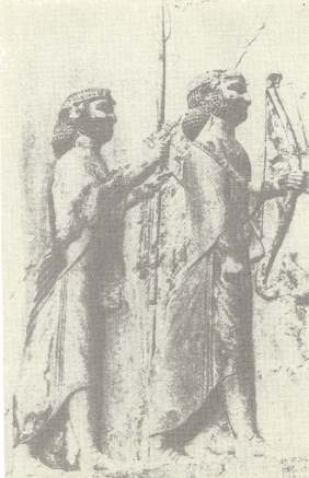 Рис. 5. Копьеносец и лучник Дария I на Бехистунском рельефе